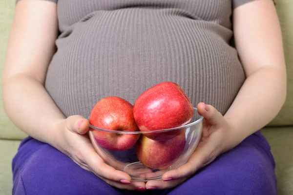 Gravid kvinna med färska äpplen — Stockfoto