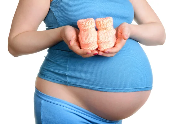 Schwangere Frau mit schönen wollenen Babyschuhen — Stockfoto