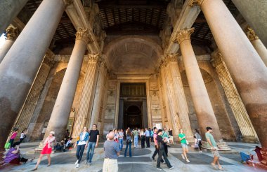 turistlerin ziyaret Panteon Roma, İtalya