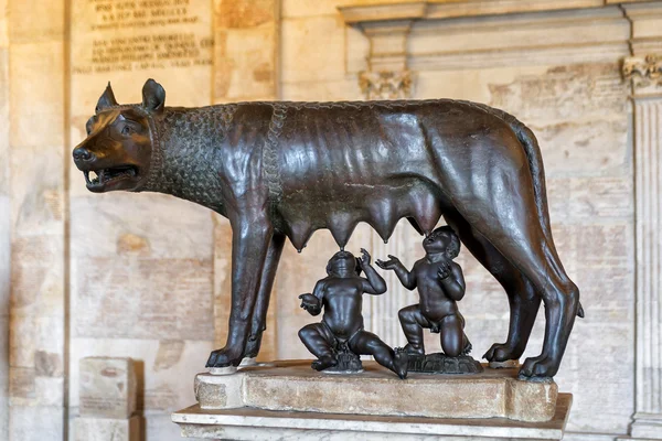 La estatua de bronce del Lobo Capitolino en Roma — Foto de Stock