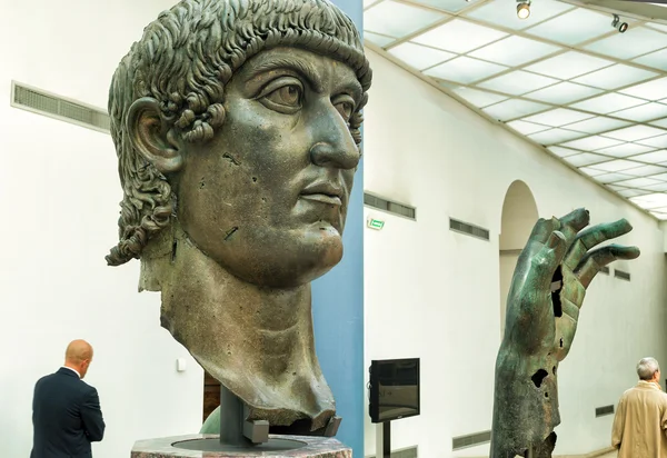 Fragments of a bronze statue of Constantine the Great in Rome — Stockfoto