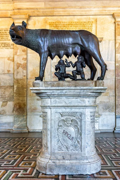 La statue du Loup du Capitole à Rome — Photo