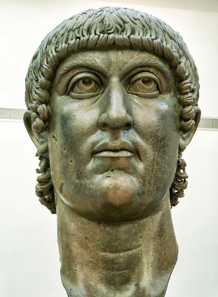 Der kopf der statue von Konstantin in rom — Stockfoto