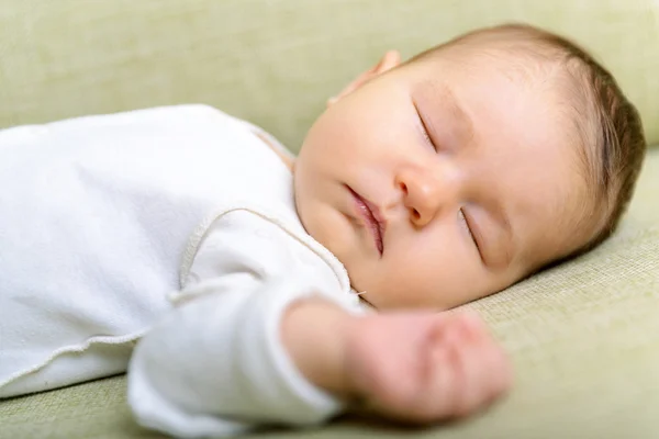 Bebê recém-nascido está dormindo — Fotografia de Stock