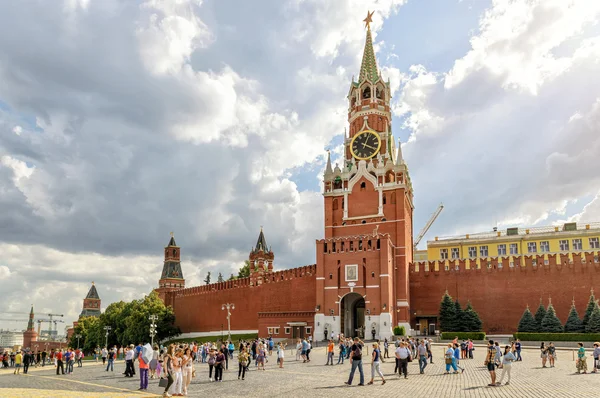 Toeristen een bezoek aan het Rode plein in Moskou — Stockfoto