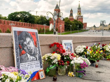 Boris Nemtsov, cinayet yerinde çiçek yakınındaki Moskova Kre