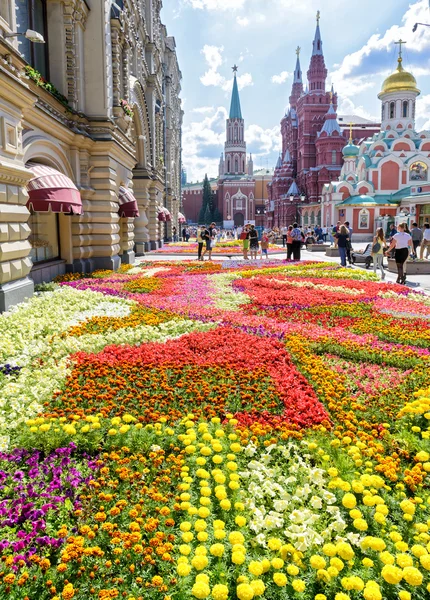 Bloemenfestival in de buurt van gom in Moskou — Stockfoto
