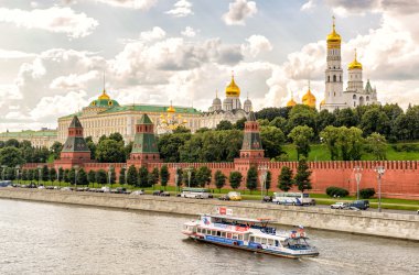 Moskova Nehri yakınındaki Moskova Kremlin üzerinde turist tekne yüzen