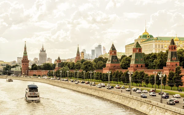 Pohled na Kreml a moskva řeky Moskvy — Stock fotografie