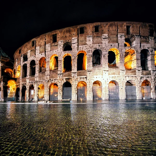 Colosseo (Colosseo) di notte a Roma — Foto Stock