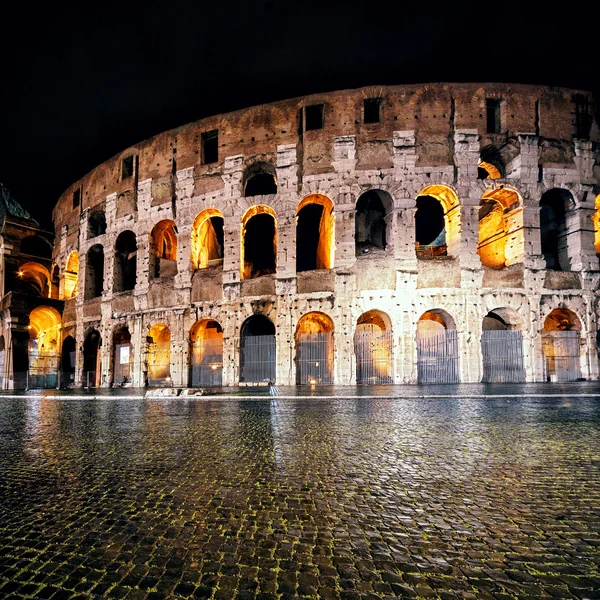 Colosseum (coliseum)-gece Roma'da — Stok fotoğraf