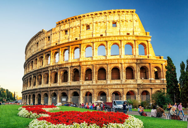 Колизей (Колизей) на закате в Риме
