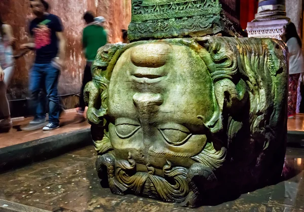 La testa di Medusa nella Cisterna della Basilica di Istanbul — Foto Stock