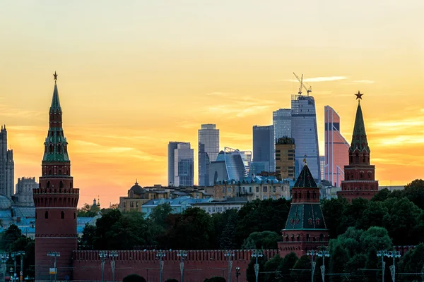 Weergave van het Kremlin van Moskou en Moskou-stad bij zonsondergang — Stockfoto