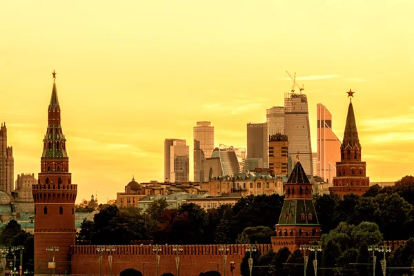 View of Moscow Kremlin and Moscow-city at sunset — Stock Photo, Image