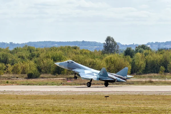 Nowe ziemie rosyjski myśliwiec piątej generacji T-50 — Zdjęcie stockowe