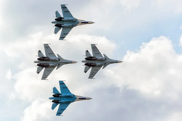 Akrobasi ekran takım "Falcons Rusya'nın" Su-27 tarihinde — Stok fotoğraf