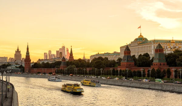 Blick auf den Moskauer Kreml und den Fluss Moskva bei Sonnenuntergang — Stockfoto