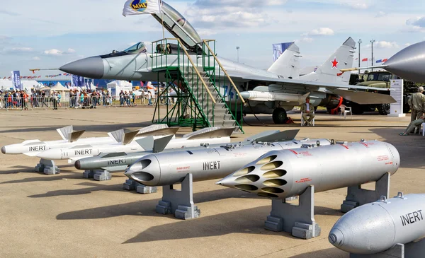 Бомбы и ракеты для истребителя МиГ — стоковое фото