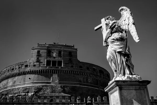 Estátua de Anjo e Castel Sant 'Angelo em Roma — Fotografia de Stock