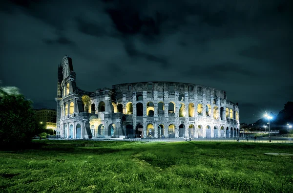 Coliseum'da (Colosseum) gece Roma'da — Stok fotoğraf