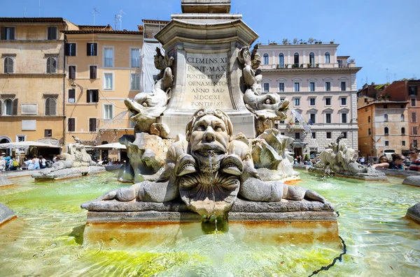 Фонтан в стиле барокко перед Пантеоном, Рим — стоковое фото