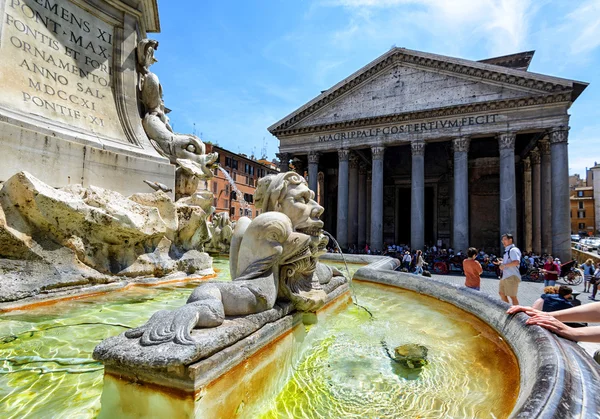 Baroque fountain in front of the Pantheon, Rome — Stock Photo, Image