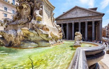 Roma'da Pantheon önünde Barok çeşme