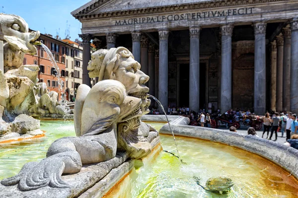巴洛克式喷泉前面在罗马万神殿 — 图库照片