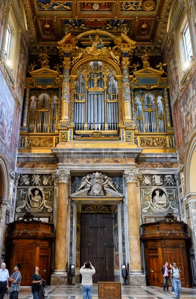 Innenraum der Basilica di San Giovanni in Laterano, Rom — Stockfoto