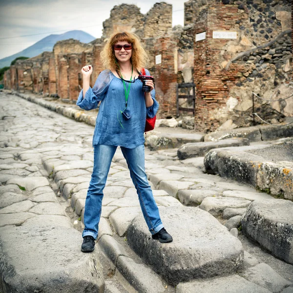 En ung kvinnlig turist poserar i Pompeji — Stockfoto