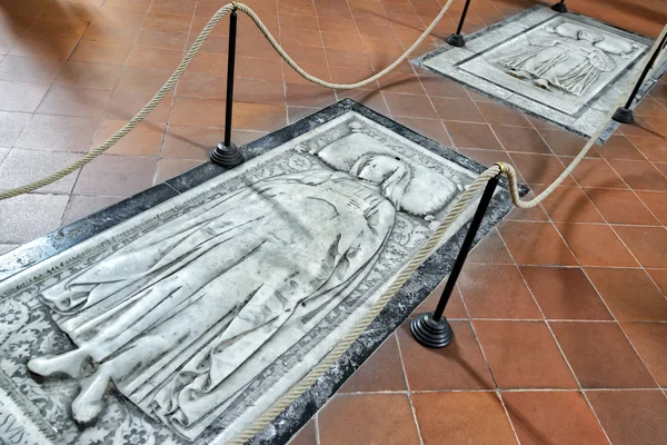 Древние гробницы в базилике Санта-Кроче — стоковое фото
