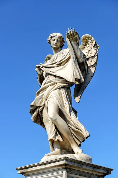 Melek heykeli Ponte Sant'Angelo Roma'da üzerinde — Stok fotoğraf