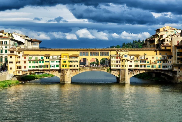 Ponte Vecchio πάνω από τον ποταμό Arno στη Φλωρεντία — Φωτογραφία Αρχείου