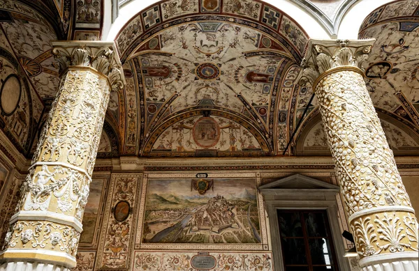 Pátio ornamentado no Palazzo Vecchio em Florença — Fotografia de Stock