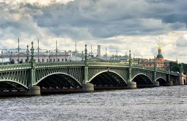 Szentháromság-híd, a Néva folyó St Petersburg — Stock Fotó