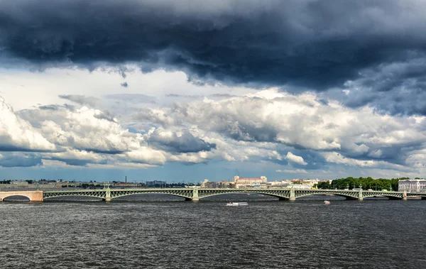 Trinity most přes řeku Něvy v Petrohradě — Stock fotografie