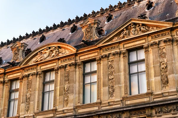 Detail van de buitenkant van het louvre, Parijs — Stockfoto