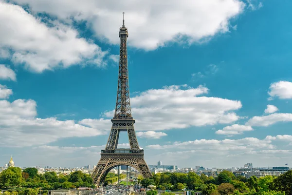 Pariser Skyline mit dem Eiffelturm — Stockfoto