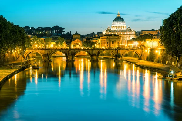 Vista nocturna en la catedral de San Pedro en Roma —  Fotos de Stock