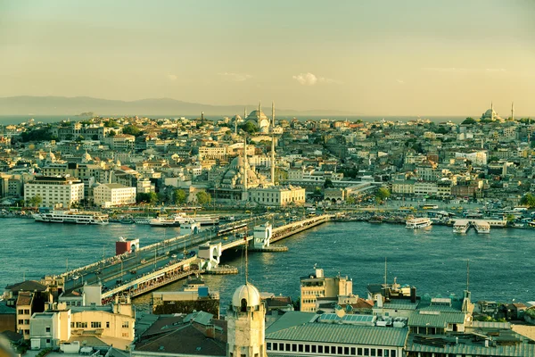 Panoramablick auf goldenes horn und altes istanbul vom galata-turm — Stockfoto
