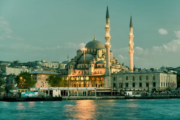 Moskee op de Gouden Hoorn nachts, Istanbul — Stockfoto