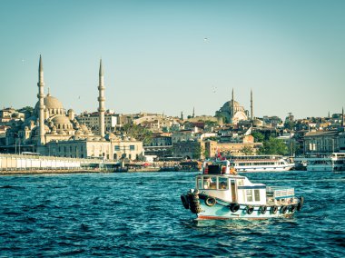 Balıkçı teknesi Minare, Istanbul arka plan üzerinde yüzen