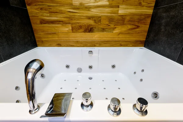 Modern jacuzzi fürdő, gyógyfürdő — Stock Fotó