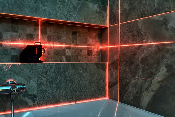 Misurazione laser durante la ristrutturazione del bagno — Foto Stock