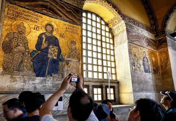 Touristen betrachten antike Mosaiken in Hagia Sophia, Istanbul — Stockfoto