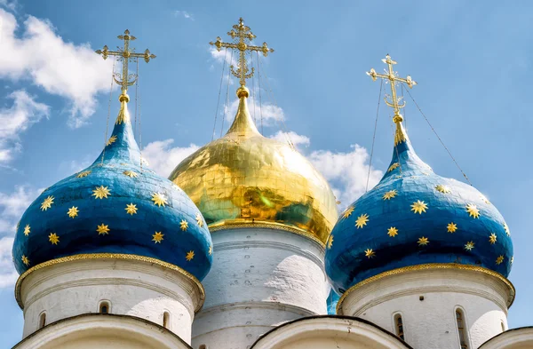 Kupoler av den Assumption katedralen i Trinity Sergius Lavra, Russ — Stockfoto