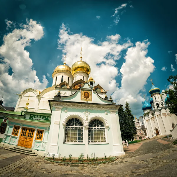 Kostely v klášteře Lavra Sergeje trojice v Sergiyev Posad — Stock fotografie