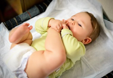 Bebek onun ayak emme