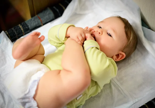 Bebê chupando o dedo do pé — Fotografia de Stock